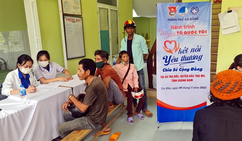 Đoàn viên, thanh niên đang công tác, học tại trường ĐH kỹ thuật Y Dược Đà Nẵng khám bệnh và tư vấn cho người dân tại huyện Bắc Trà My, Quảng Nam.