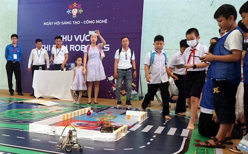 Học sinh tiểu học thi chế tạo robot tại Ngày hội Sáng tạo –Công nghệ.