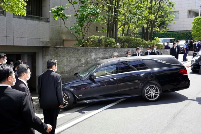 Nghi phạm Yamagami Tetsuya được cảnh sát hộ tống đến gặp công tố viên hôm 10-7. Ảnh: Kyodo.
