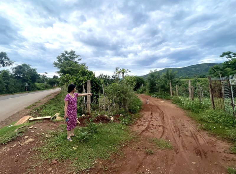 Khu vực nơi bà Bùi Thị Thủy đang đứng giáp với Quốc lộ 19D cắt ngang phần đất của bà Phạm Thị Liệu.