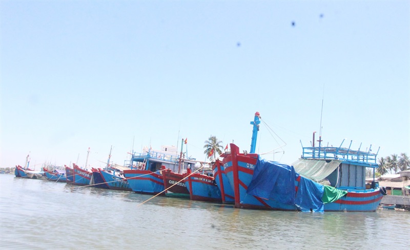 Dầu tăng giá không thể vươn khơi, ngư dân Huỳnh Ngọc Anh dùng bạt che mưa nắng cho con tàu.