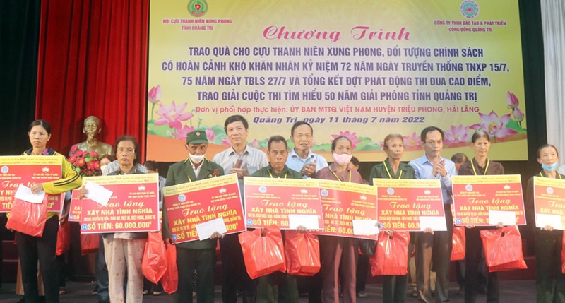 Cựu TNXP tỉnh Quảng Trị xúc động đón nhận quà tặng xây nhà tình nghĩa.