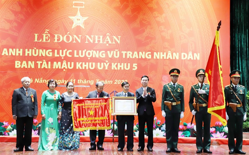 Đồng chí Võ Văn Thưởng trao danh hiệu Anh hùng Lực lượng vũ trang nhân dân do Chủ tịch nước trao tặng cho Ban Tài mậu Khu ủy Khu 5.