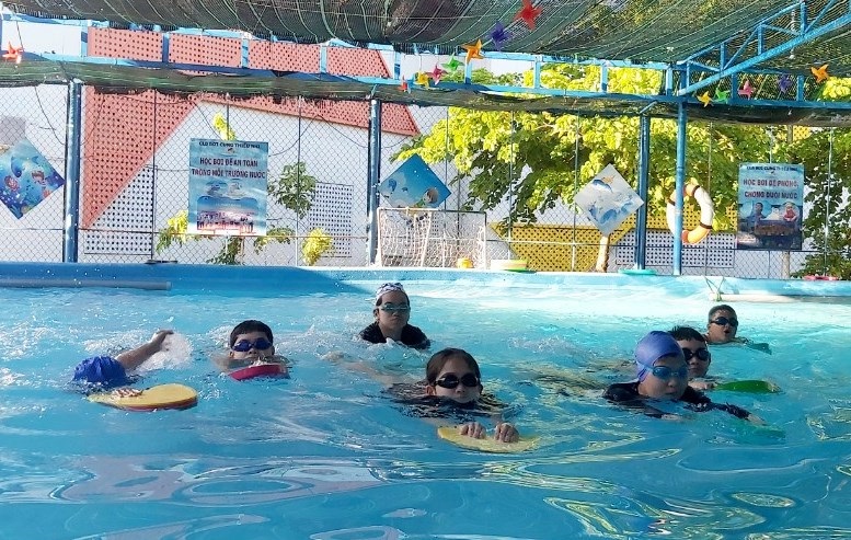 Các bé hồ hởi tham gia lớp tập bơi miễn phí.
