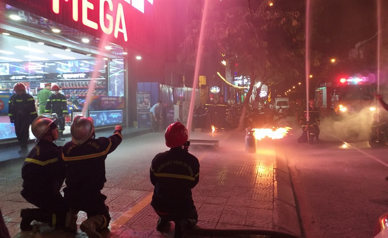 Lực lượng chữa cháy chuyên nghiệp tiếp cận dập tắt đám cháy bằng lăng phun.