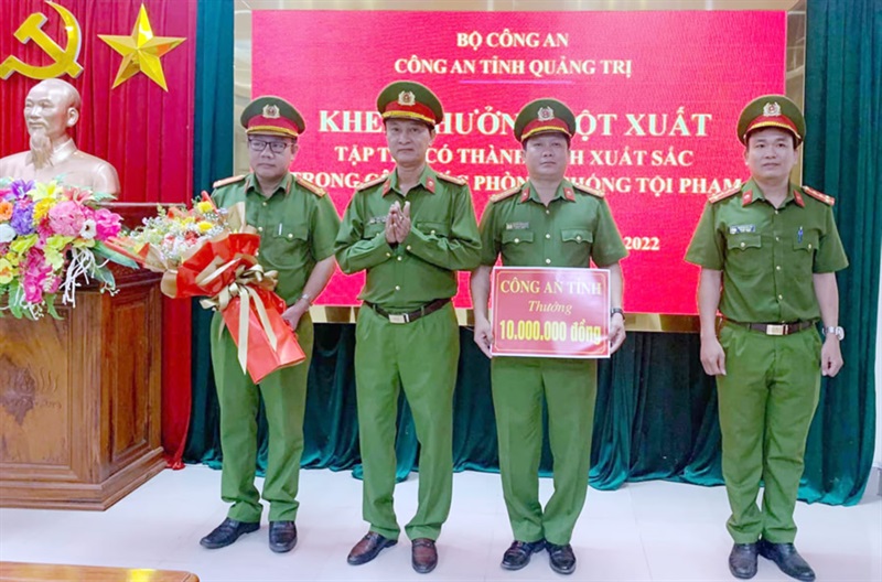 Lãnh đạo Công an tỉnh Quảng Trị trao thưởng cho Công an TP Đông Hà về thành tích phá Chuyên án 207C.