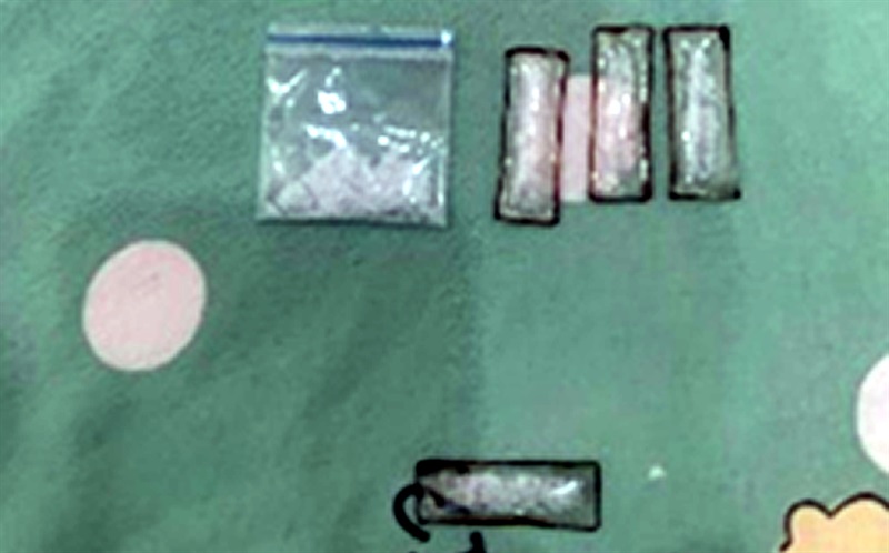 5 gói ni-lông chứa ma túy bị bắt giữ.