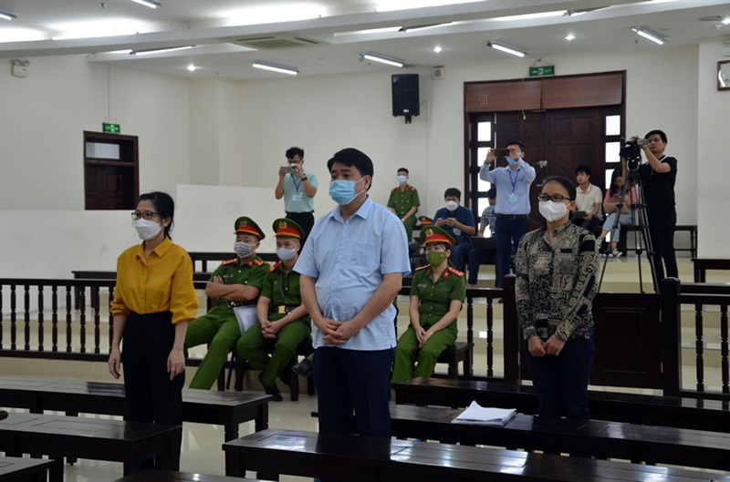 Cựu Chủ tịch TP,Hà Nội Nguyễn Đức Chung và 2 bị cáo tại phiên xét xử.