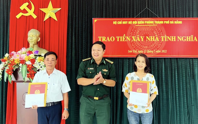 Đại tá Trần Công Thành trao tiền hỗ trợ xây dựng Nhà tình nghĩa cho các gia đình liệt sỹ trên địa bàn quận Sơn Trà.
