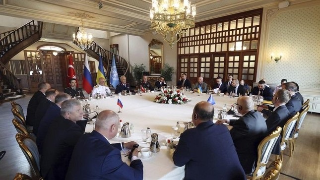 Cuộc đàm phán 4 bên giữ Nga, Ukraine, Thổ Nhĩ Kỳ và Liên Hợp Quốc ở Istanbul hôm 13-7. Ảnh: AP