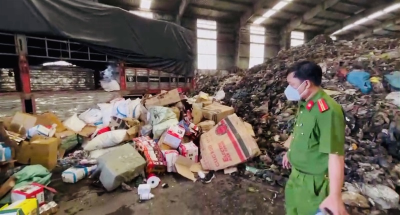 Số hàng hóa tang vật tập kết để tiêu hủy tại Nhà máy xử lý rác thải Nghĩa Kỳ.