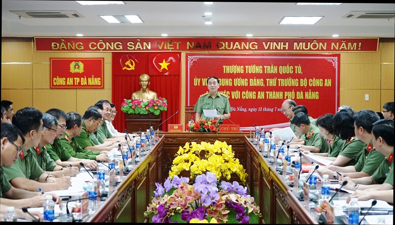 Thiếu tướng Vũ Xuân Viên báo cáo một số kết quả công tác trong 6 tháng đầu năm 2022.