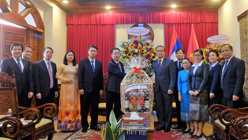 Ông Nguyễn Văn Quảng và ông Su- phanh Ha- dao- Hươn bắt tay,
thể hiện quan hệ hợp tác khắt khít anh em giữa 2 nước Việt Nam- Lào