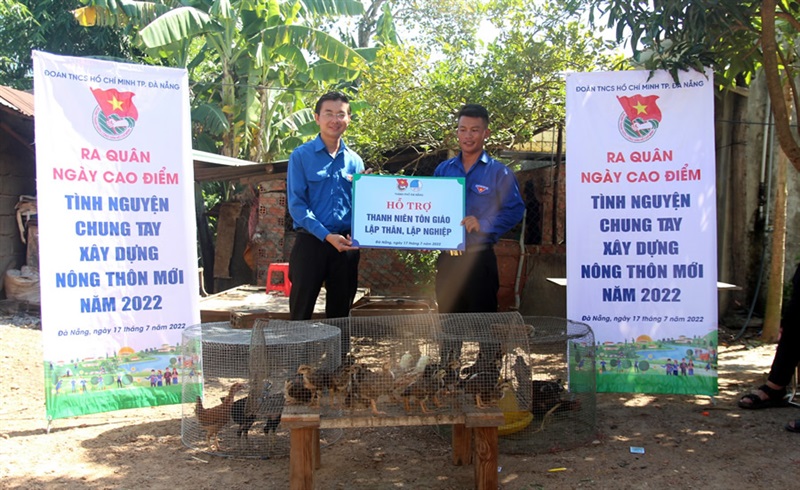 Anh Nguyễn Bá Duân – Phó Bí thư Thành đoàn Đà Nẵng trao 100 con gà cho anh Võ Chiến Công.