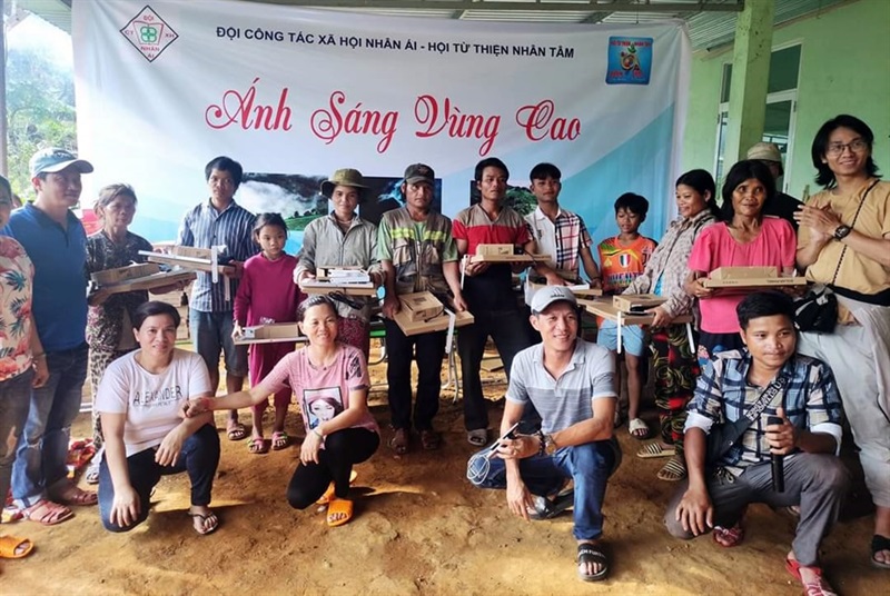 Đội CTXH Nhân Ái và Hội từ thiện Nhân Tâm trao bóng đèn năng lượng mặt trời cho bà con và trường học ở Tắk Tố, Trà Don, Nam Trà My (Quảng Nam).