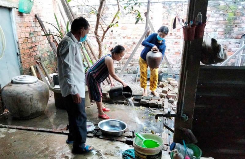 Nhân dân và ĐVTN phường An Khê dọn vệ sinh đảm bảo môi trường tại khu vực công cộng phòng SXH).