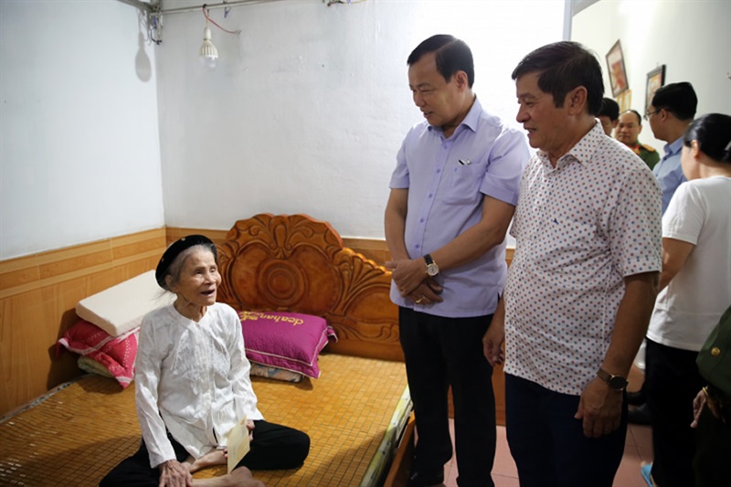 Thiếu tướng Lê Tấn Tới ân cần thăm hỏi, động viên mẹ Nguyễn Thị Thìn.