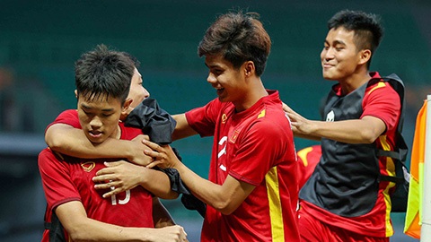 Đình Bắc (trái) trong màu áo U19 Việt Nam.
