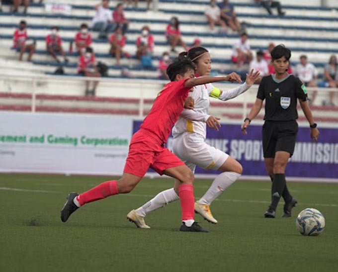 Huỳnh Như (áo sáng) ghi cú đúp và lập kỷ lục mới (59 bàn), nhưng tuyển nữ Việt Nam trắng tay rời giải.