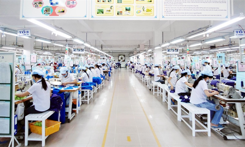 Hàng dệt may của TP Đà Nẵng tiếp tục duy trì đà tăng trưởng xuất khẩu. Trong ảnh: Sản xuất veston xuất khẩu tại Công ty CP Dệt may 29-3.