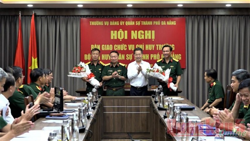 Trung tướng Thái Đại Ngọc và đồng chí Nguyễn Văn Quảng tặng hoa, chúc mừng Đại tá Nguyễn Quốc Hương và Thượng tá Nguyễn Văn Hòa.