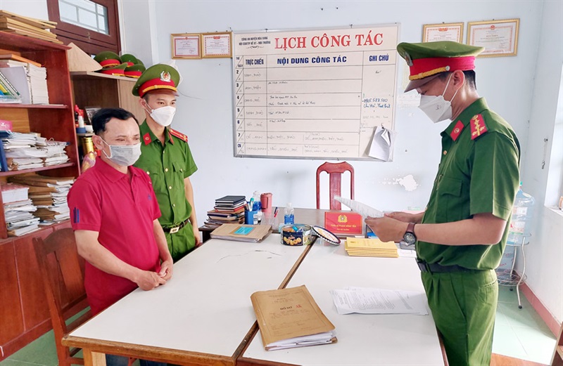 Công an huyện Hòa Vang đọc lệnh bắt giữ 1 đối tượng lừa đảo trên địa bàn huyện.