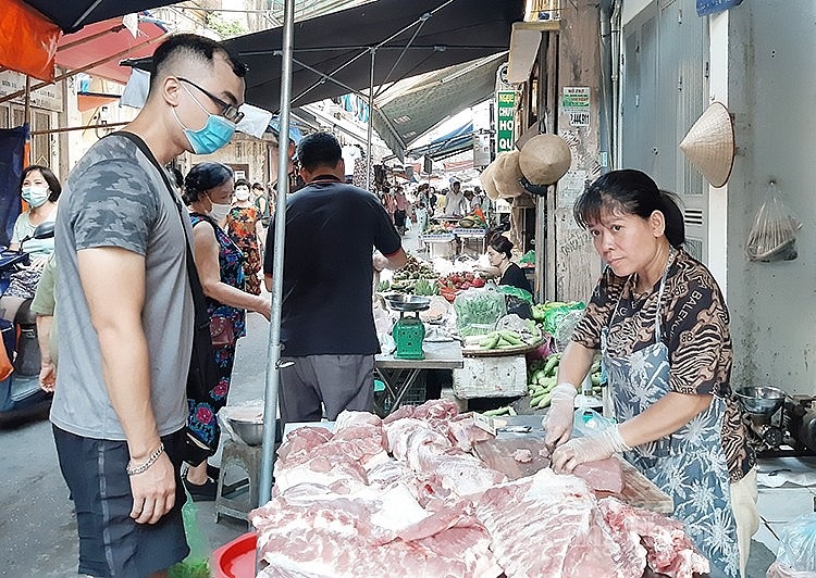 Người tiêu dùng mua thịt lợn tại chợ truyền thống tại Hà Nội
