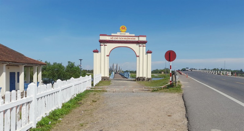 Di tích cầu Hiền Lương nằm trong Khu di tích Hiền Lương - Bến Hải ở vị trí dễ “ghé” vào mà quên mua vé tham quan.