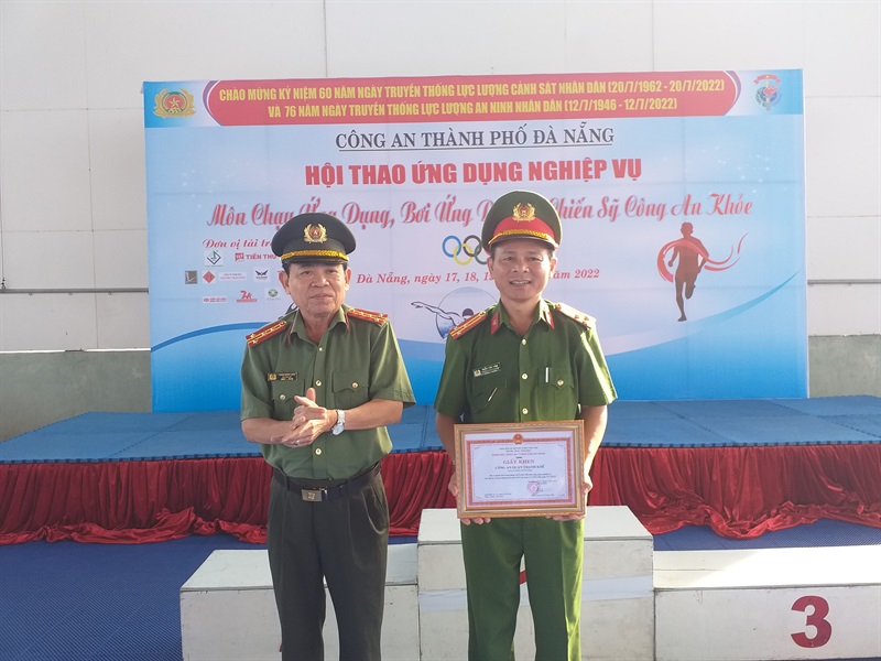 Hiệu trưởng Trường Đại học TDTT Đà Nẵng trao Huy chương cho các vận động viên