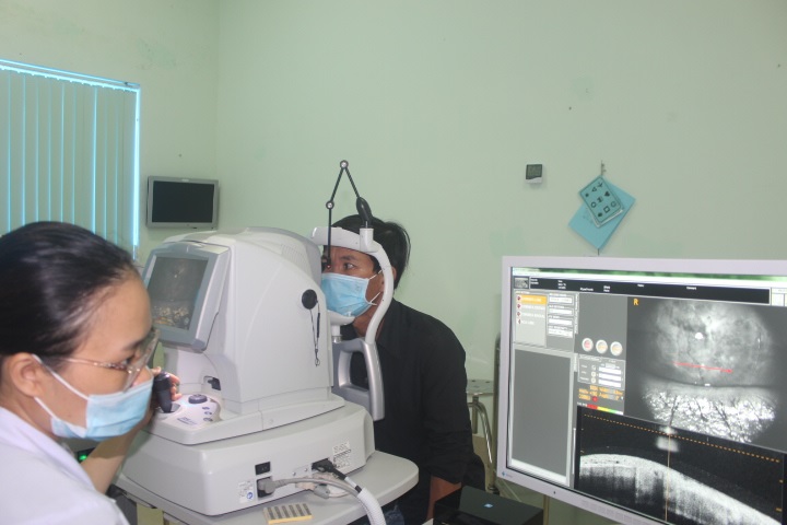 Thầy thuốc Bệnh viện Mắt Quảng Trị thực hiện phẫu thuật điều trị bệnh lý về mắt.