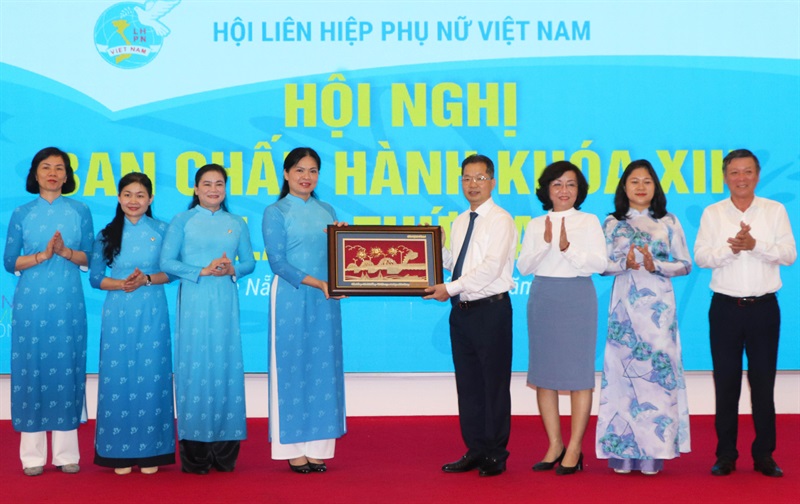 Lãnh đạo Thành ủy, UBND thành phố Đà Nẵng trao tặng quà lưu niệm cho lãnh đạo Hội Liên hiệp phụ nữ Việt Nam.
