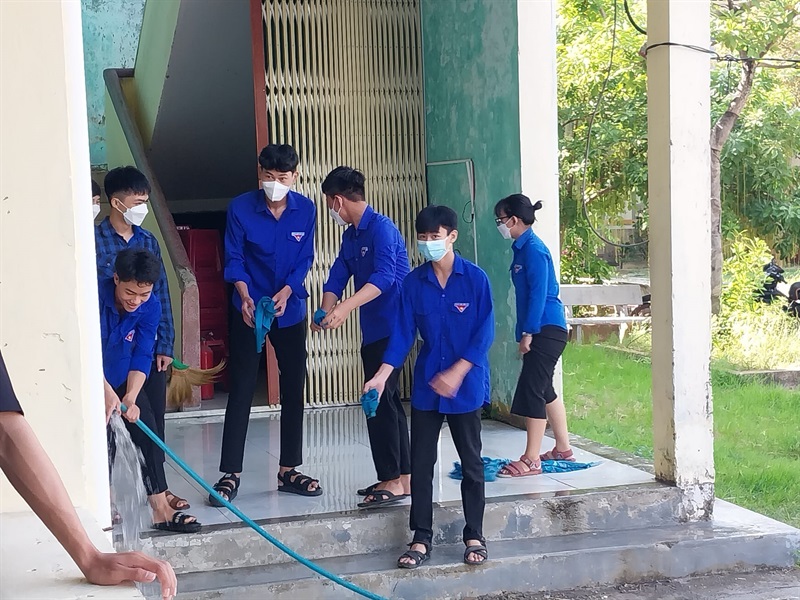 Đoàn Trường THPT Núi Thành tổ chức tổng dọn vệ sinh các phòng thi.