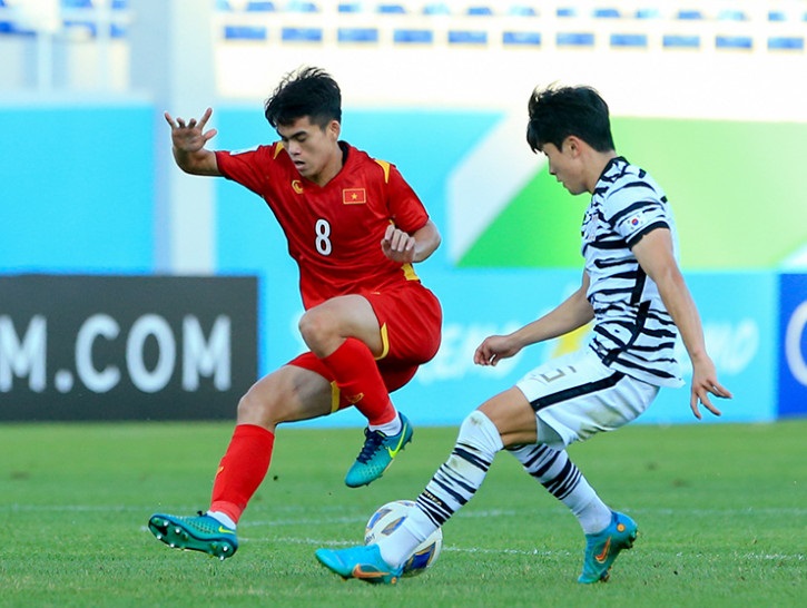 Khuất Văn Khang trong màu áo U23 Việt Nam đối đầu với U23 Hàn Quốc ở VCK U23 châu Á 2022.