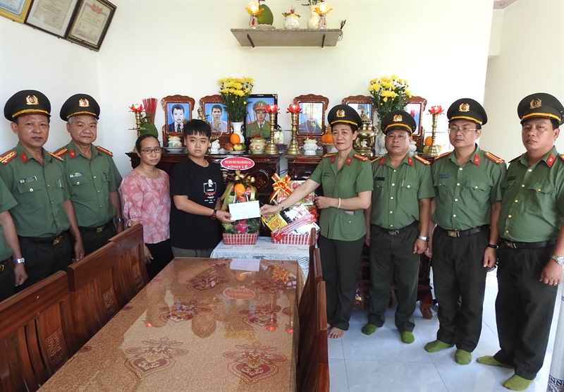 Đại diện Khối thi đua XDLL-HC-TT Công an TP Đà Nẵng thăm, tặng quà gia đình liệt sĩ Nguyễn Thanh Tuấn.