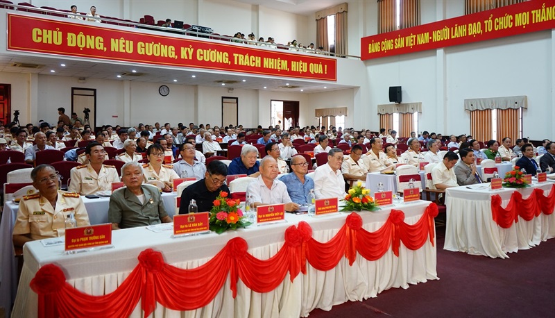 Phó bí thư Thường trực Tỉnh ủy Lê Văn Dũng tặng hoa chúc mừng Công an tỉnh Quảng Nam nhân Ngày truyền thống lực lượng.