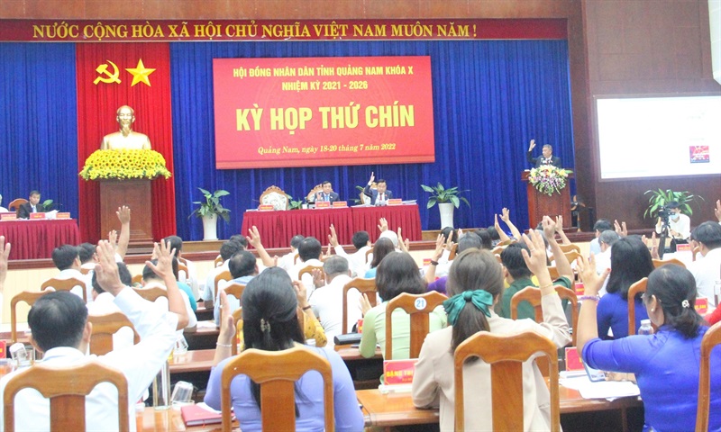 Chủ tịch UBND tỉnh Quảng Nam Lê Trí Thanh giải đáp một số thắc mắc của các đại biểu tại kỳ họp.
