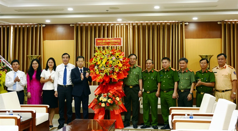 Bí thư Thành ủy Đà Nẵng Nguyễn Văn Quảng và lãnh đạo TP thăm, chúc mừng Công an TP nhân ngày truyền thống lực lượng Cảnh sát nhân dân.