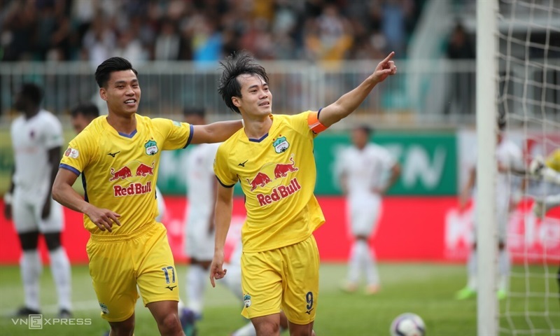Văn Toàn tỏa sáng với 2 bàn thắng vào lưới B. Bình Dương.