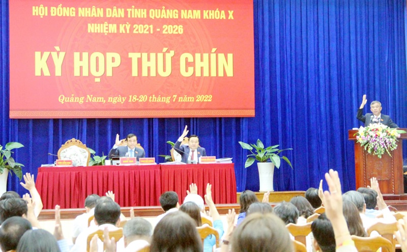Đại biểu HĐND tỉnh Quảng Nam biểu quyết thông qua các nghị quyết.