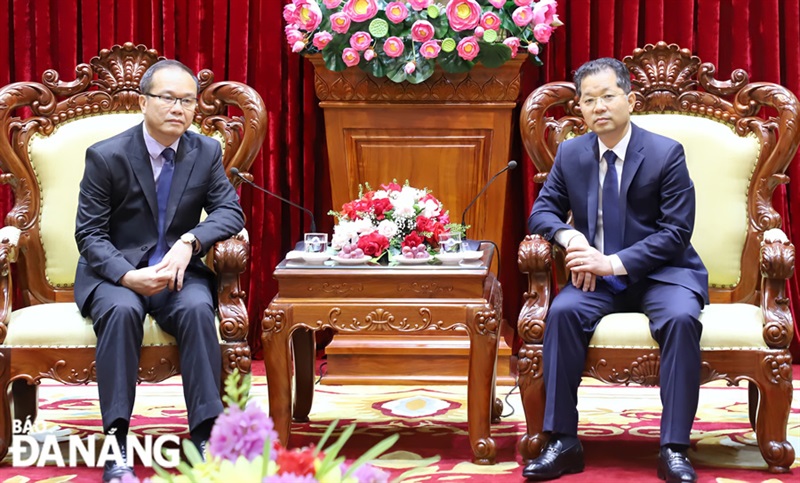 Bí thư Thành ủy Nguyễn Văn Quảng (bên phải) tiếp Tổng Lãnh sự Lào tại thành phố Đà Nẵng Souphanh Hadaoheuang.