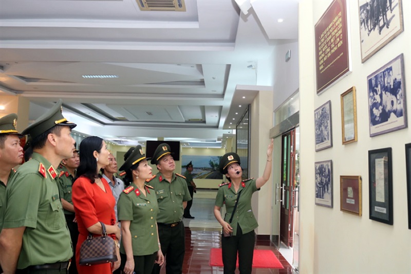 Đoàn công tác Cụm thi đua số 7 tham quan Nhà trưng bày Chiến thắng kế hoạch phản gián CM12.