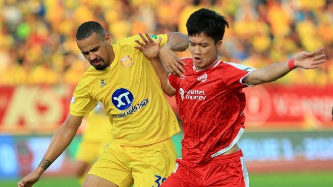 Nam Định (áo sáng) thắng Viettel là bất ngờ lớn nhất ở vòng 8 - V.League 2022.