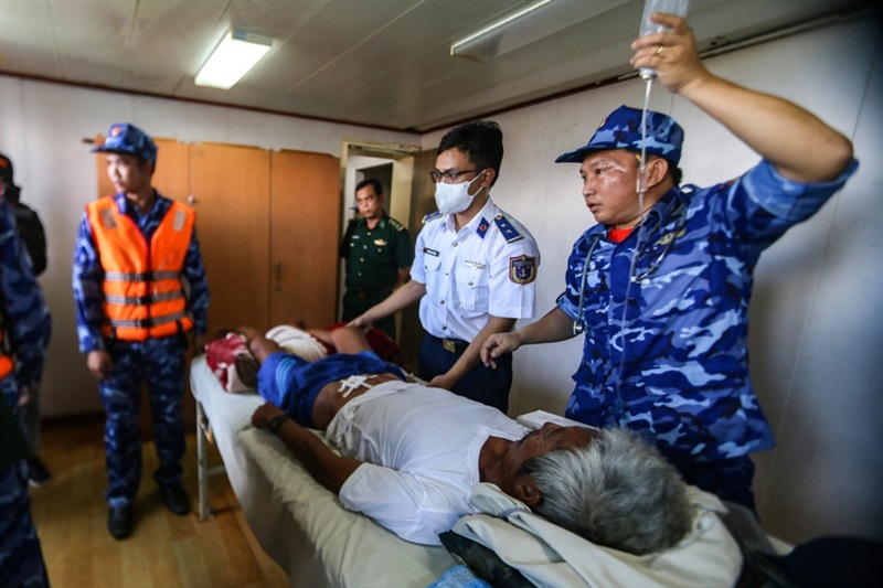 Ngư dân Thanh được đưa đến bệnh viện cấp cứu.