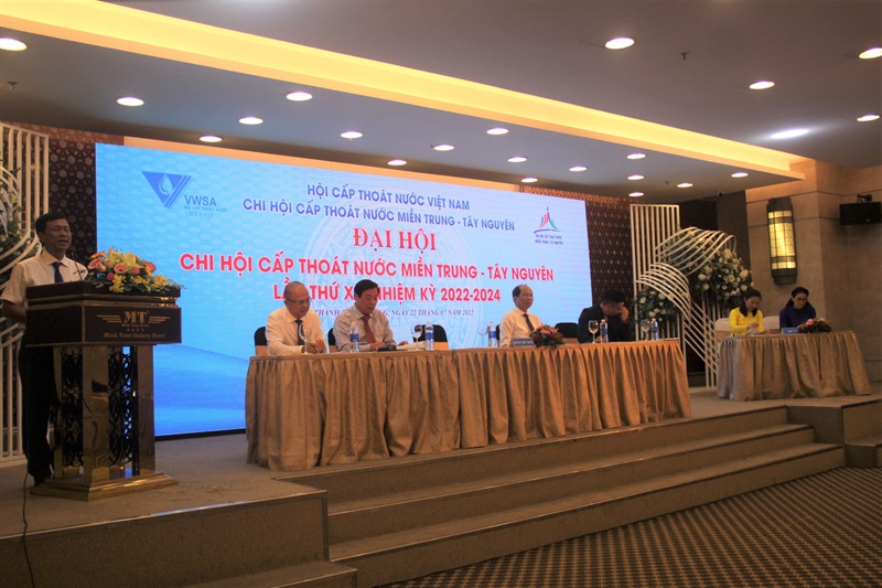 Đại diện Hội Cấp thoát nước Việt Nam, Chi hội Cấp thoát nước miền Trung-Tây Nguyên trao tặng số tiền 50 triệu đồng cho đại diện Làng Hy Vọng Đà Nẵng