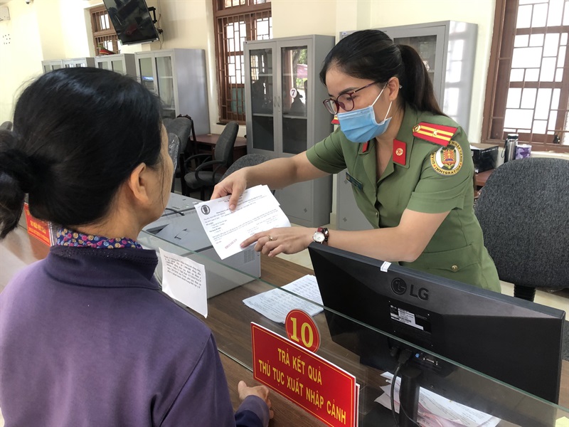 Cán bộ, chiến sĩ Phòng Cảnh sát QLXNC Công an tỉnh Đắk Nông tận tình hướng dẫn người dân thực hiện các thủ tục cấp hộ chiếu.