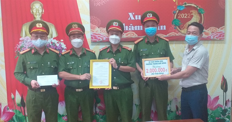 Lãnh đạo CAQ Thanh Khê và Đảng ủy, UBND P.Thanh Khê Đông khen thưởng đột xuất cán bộ chiến sĩ CAP Thanh Khê Đông.