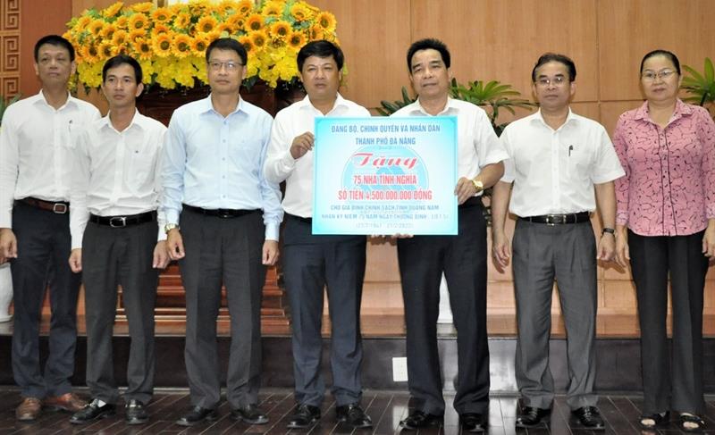 Phó Bí thư Thường trực Thành ủy, Chủ tịch HĐND TP Đà Nẵng Lương Nguyễn Minh Triết trao bảng tượng trưng tặng 75 nhà tình nghĩa cho gia đình người có công cách mạng của tỉnh Quảng Nam.