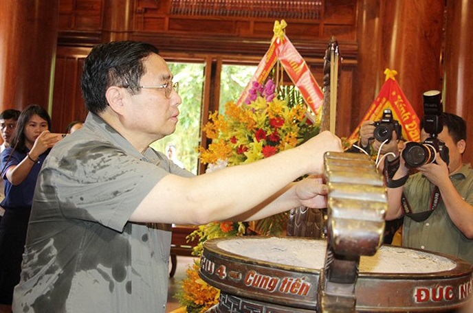Thủ tướng cùng đoàn công tác dâng hoa tại Khu di tích Quốc gia Truông Bồn