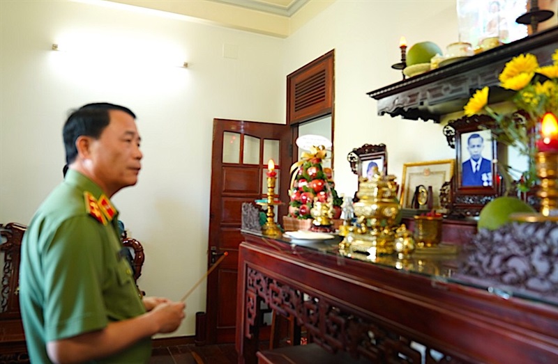 Đoàn công tác thăm hỏi gia đình Mẹ Việt Nam Anh hùng Nguyễn Thị Cam