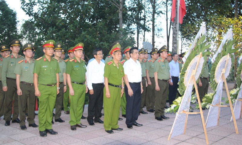 Thứ trưởng Bộ Công an Lê Quốc Hùng thăm hỏi các gia đình có công tại TP Đà Nẵng.